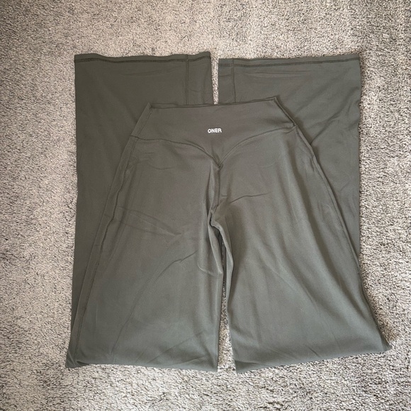 *SOLD*Oner Active Softmotion Straight Leg Pants With White Logo in Alpine Green - Picture 6 of 8